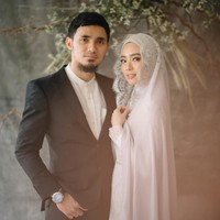 Pada foto tersebut, Lindswell tampil syari mengenakan gaun panjang. Pada tampilan pertama, ia memakai dress dan veil dari desainer Irna Mutiara, di bawah label Irna La Perle. Foto: Dok. Diera Bachir