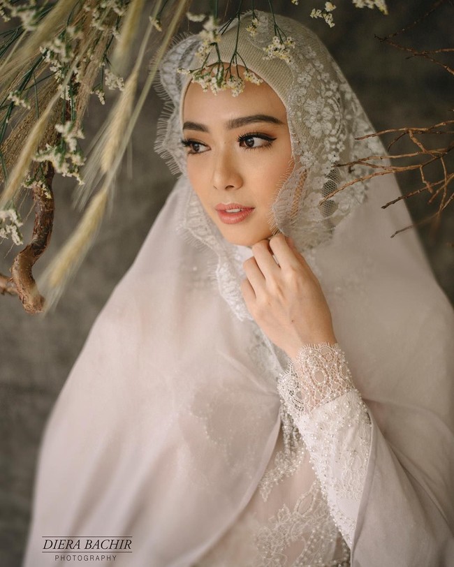 Lindswell memakai hijab segi empat berpotongan lebar yang dipakai menutup dada. Hijab sederhana itu ditumpuk dengan veil berpayet cantik. Foto: Dok. Diera Bachir