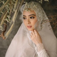 Lindswell memakai hijab segi empat berpotongan lebar yang dipakai menutup dada. Hijab sederhana itu ditumpuk dengan veil berpayet cantik. Foto: Dok. Diera Bachir