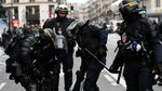 Foto: Polisi Bentrok dengan Demonstran Rompi Kuning di Paris