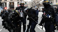 Polisi anti-kerusuhan CRS Perancis menangkap seorang pemrotes selama hari protes nasional oleh gerakan rompi kuning di Paris (Foto: Reuters)