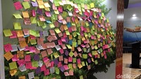 Namun tanpa adanya penjaga di paviliun tersebut, peserta konferensi pun ragu-ragu untuk datang berkunjung. Bahkan ada yang mengira detikFinance adalah penjaga dari paviliun tersebut.