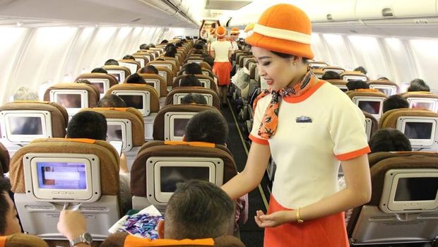 Pramugari Garuda saat mengenakan seragam Garuda yang lama