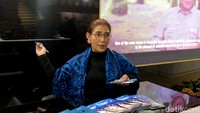 Sayangnya, tidak ada satu pun penjaga di paviliun tersebut di akhir pekan. Padahal, paviliun-paviliun lain ramai dikunjungi peserta konferensi karena ada yang berjaga di lokasi. Alhasil, Susi pun menjadi petugas dadakan dan menjaga paviliun Indonesia disana selama beberapa jam.