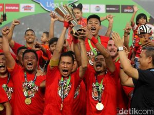Momen Bersejarah Persija Angkat Trofi Liga 1 2018