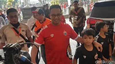 Foto: Anies Ajak Anak Tonton Persija Vs Mitra Kukar di GBK