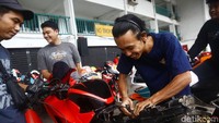 Ada yang menyetting mesin sambil menggeber-geber motornya. Ada pula yang berlatih start di area luar sirkuit. Foto: Grandyos Zafna