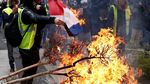 Foto: Polisi Bentrok dengan Demonstran Rompi Kuning di Paris