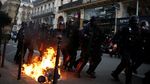 Foto: Polisi Bentrok dengan Demonstran Rompi Kuning di Paris