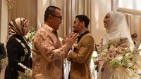 menpora Imam Nahrawi memberikan selamat kepada Lindswell dan Hulaefi serta mengucapkan doa kepada mempelai. (dok. Kemenpora)