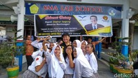 CT menjadi rebutan swafoto (selfie) siswi-siswi SMA Lab School UNTAD Palu. (Elvan Dany Sutrisno/detikcom)
