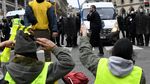 Foto: Polisi Bentrok dengan Demonstran Rompi Kuning di Paris