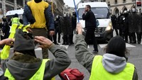 Para pengunjuk rasa yang mengenakan rompi kuning menghadiri demonstrasi selama hari protes nasional oleh gerakan rompi kuning di Paris (Foto: Reuters).