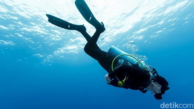 Ilustrasi wanita sedang scuba diving.