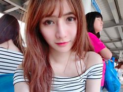 Potret Liu, Model Menawan yang Suka Jual Ikan di Pasar