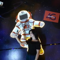 Area foto berada di dalam ruang tertutup. Saat masuk ke dalam, para party goers DWP X Bali akan disambut interior bernuansa antariksa. Dinding dengan latar astronaut yang memegang bendera Smartfren 4G adalah salah satu spot menarik untuk selfie di sini. oto: Daniel Ngantung/Wolipop