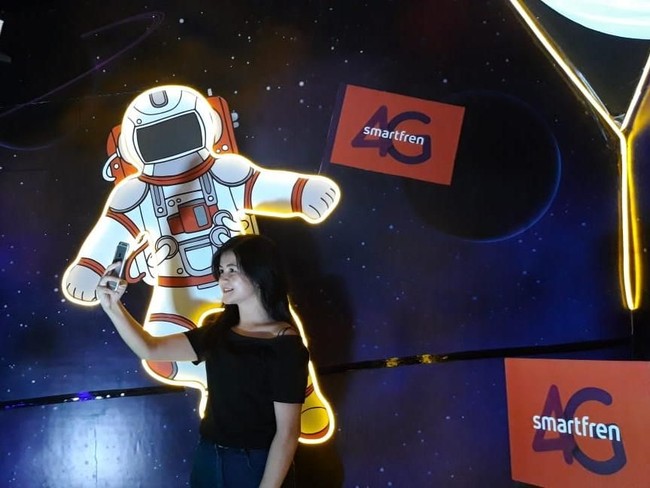 Area foto berada di dalam ruang tertutup. Saat masuk ke dalam, para party goers DWP X Bali akan disambut interior bernuansa antariksa. Dinding dengan latar astronaut yang memegang bendera Smartfren 4G adalah salah satu spot menarik untuk selfie di sini. oto: Daniel Ngantung/Wolipop