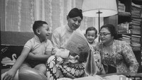 Momen kehangatan Presiden kedua Indonesia Suharto saat tengah menbaca koran. Istimewa/Larry Burrows.