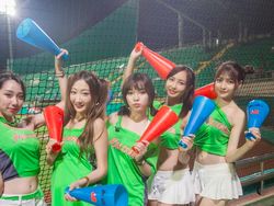 Potret Liu, Model Menawan yang Suka Jual Ikan di Pasar