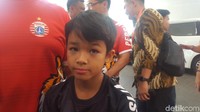 Keduanya kompak mengenakan jersey Persija Jakarta. Anies optimistis Persija Jakarta menang.