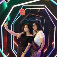 Selain itu, party goers juga bisa ber-selfie di bawah terowongan penuh lampu warna-warni. Jika selfie tak cukup, tersedia kamera digital yang siap mengabadikan momen keseruan pengunjung di dalam booth.  Foto: Daniel Ngantung/Wolipop