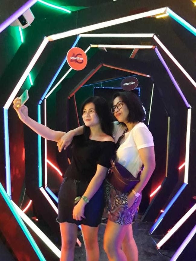 Selain itu, party goers juga bisa ber-selfie di bawah terowongan penuh lampu warna-warni. Jika selfie tak cukup, tersedia kamera digital yang siap mengabadikan momen keseruan pengunjung di dalam booth.  Foto: Daniel Ngantung/Wolipop