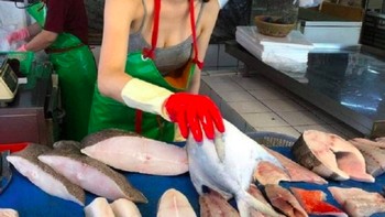 Seorang model di Taiwan menjadi terkenal di internet karena dia cakap membantu ibunya berjualan di pasar lokal. Foto: Facebook