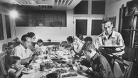Momen makan malam Suharto bersama keluarga pada tahun 1967. Istimewa/Larry Burrows.