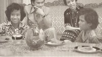 Suatu momen B. J. Habibie bersama keluarga. Mereka diantaranya sang istri Hasri Ainun Besari dan kedua anak mereka yakni Ilham Akbar dan Thareq Kemal. Istimewa.