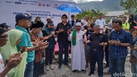 Semuanya selalu berdoa bersama setelah meletakkan batu bersama pembangunan sekolah dan masjid. (Elvan Dany Sutrisno/detikcom)