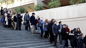 Para pengunjung yang antre untuk dapat memasuki ruang pengadilan. Foto: Reuters