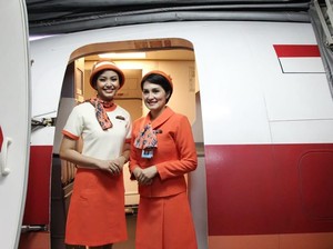 Asyiknya Penerbangan Vintage Garuda, Pramugarinya Berseragam Jadul