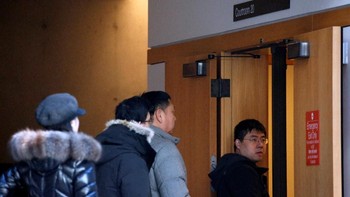 Beberapa pengunjung memasuki ruang pengadilan. Foto: Reuters