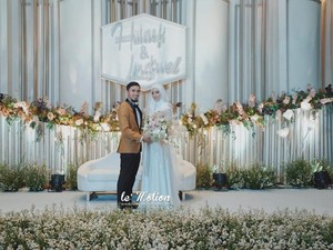 Konsep Internasional nan Simpel di Pernikahan Lindswell-Hulaefi