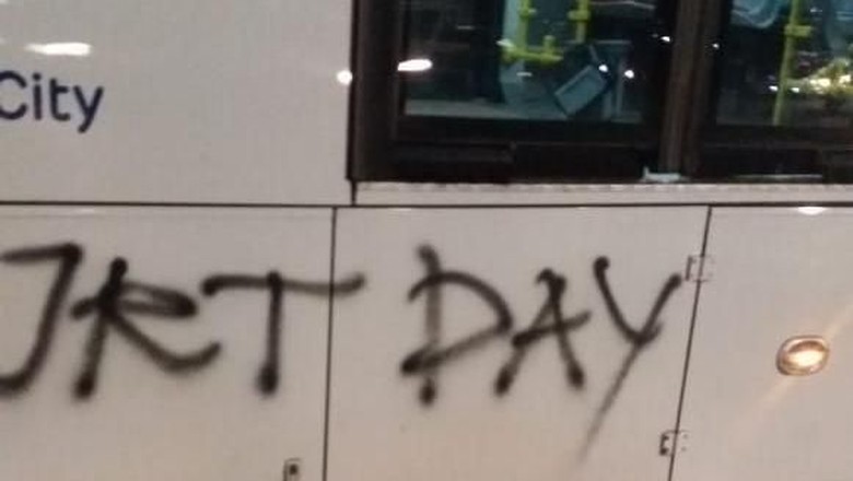 Bus TransJakarta Dicoreti JKT DAY, Jakmania Minta Maaf Bus TransJakarta Dicoreti JKT DAY, Jakmania Minta Maaf