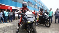 Si Entong alias Fachri Muhammad setelah mencoba CBR250RR berkomentar, CBR250RR memiliki tenaga yang cukup besar. Foto: Grandyos Zafna