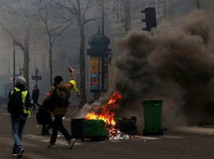 Foto: Polisi Bentrok dengan Demonstran Rompi Kuning di Paris