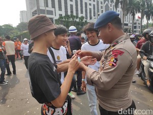 Polisi Cek Tas Suporter Jelang Laga Persija Vs Mitra Kukar