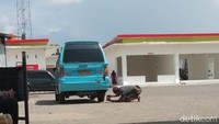 Empat orang diamankan aparat kepolisian saat sedang mengantre BBM di sebuah SPBU di, Polewali Mandar, Sulbar. (Abdy-detikcom)