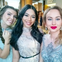 Dalam masa karantina di Miss World 2018 tampak Alya berbaur dengan kontestan lainnya dari berbagai belahan dunia. Dari segi bahasa, Alya tidak mengalami kendala. Mungkin hal tersebut dipengaruhi karena ia lulusan hubungan internasional di Universitas Parahyangan, Bandung.  Foto: dok. Instagram (@alya.nurshabrina)