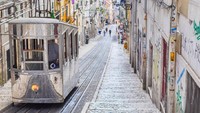 Bica Funicular, Lisbon, Portugal, beroperasi sejak tahun 1892. Menaiki bukit Rua da Bica de Duarte Belo setinggi 245 meter dari Rua S. Paulo. Foto: europeanbestdestinations.com