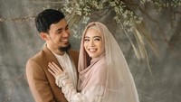 Achmad Hulaefi dan Lindswell Kwok tertawa lepas dalam sesi foto itu. (Instagram Diera Bachir)