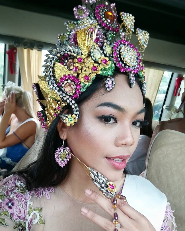 Meski Alya tidak menjadi pemenag kontes kecantikan taraf internasional itu, namun prestasinya cukup membanggakan. Alya berhasil masuk ke-30 besar di Miss World 2018. Gelar kemenangan Miss World tahun ini dipegang oleh Vanessa Ponce de Leon, perwakilan dari Meksiko.  Foto: dok. Instagram (@alya.nurshabrina)