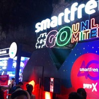 Booth bergaya futuristik diusung oleh Smartfren sebagai official telco partner DWP X Bali. Tema ini dengan komitmen Smartfren yang selalu menghadirkan fitur-fitur terdepan, terutama bagi kaum milenial.  Maka, nuansa futuristik bila diadopsi untuk booth kami, ujar Chief Brand Officer Smartfren Roberto Saptura.  Foto: Daniel Ngantung/Wolipop