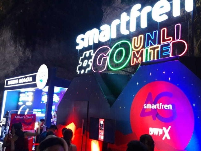 Booth bergaya futuristik diusung oleh Smartfren sebagai official telco partner DWP X Bali. Tema ini dengan komitmen Smartfren yang selalu menghadirkan fitur-fitur terdepan, terutama bagi kaum milenial.  Maka, nuansa futuristik bila diadopsi untuk booth kami, ujar Chief Brand Officer Smartfren Roberto Saptura.  Foto: Daniel Ngantung/Wolipop