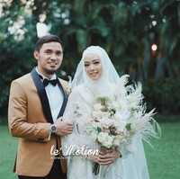 Inilah penampilan cantik Lindswell Kwok saat resepsi pernikahannya dengan Achmad Hulaefi. Atlet wushu peraih medali emas di Asian Games 2018 itu memilih gaun putih yang bagian dada, perut, pinggang hingga lengannya bertabur payet. Foto: lemotionphoto for detikSport