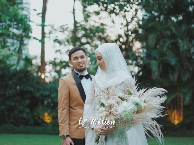 Paras cantik Lindswell Kwok semakin memesona dalam pesta pernikahannya dengan rekannya sesama atlet wushu Achmad Hulaefi berkat tangan terampil dari makeup artist Jennifer Angela. Jennifer jugalah yang merangkai hijab Lindswell. Foto: lemotionphoto for detikSport