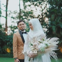 Paras cantik Lindswell Kwok semakin memesona dalam pesta pernikahannya dengan rekannya sesama atlet wushu Achmad Hulaefi berkat tangan terampil dari makeup artist Jennifer Angela. Jennifer jugalah yang merangkai hijab Lindswell. Foto: lemotionphoto for detikSport