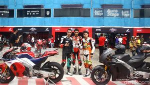 Si Entong dan Pebalap Honda Ngebut Pakai Motor Marquez