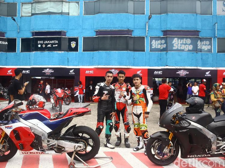 Si Entong dan Pebalap Honda Ngebut Pakai Motor Marquez